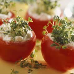Pomidory nadziewane twarożkiem i rzeżuchą